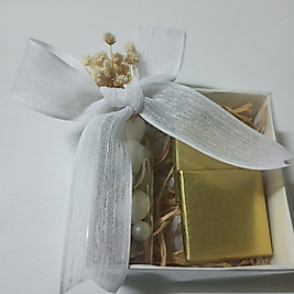 Beyaz Kraft Kutulu Badem Şekerli -Çikolatalı Gold Mühürlü Düğün, Nişan, Nikah, Kına Hediyelik