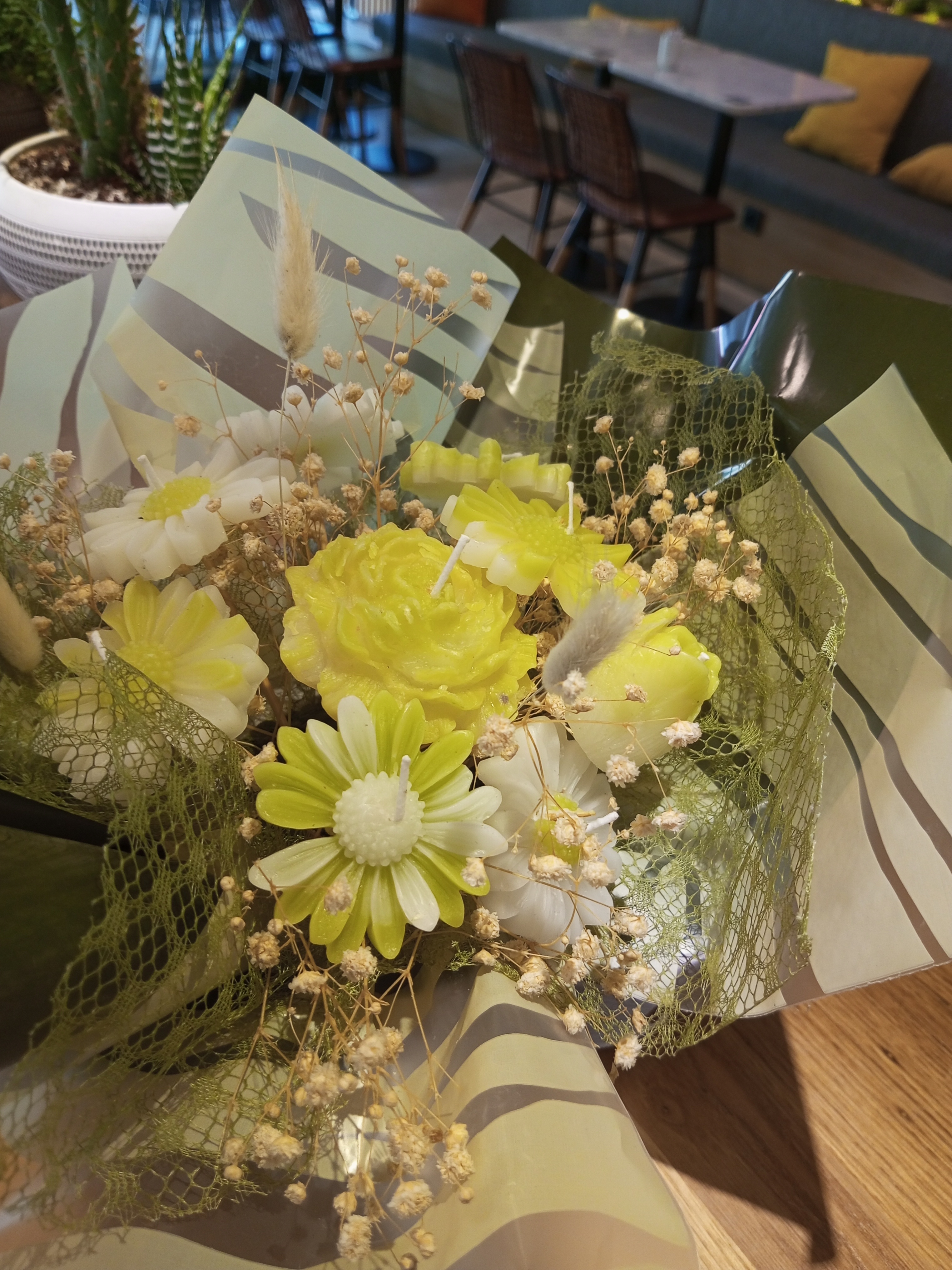 Yeşil Renkli Papatya Lale Şakayık Mum Buketi