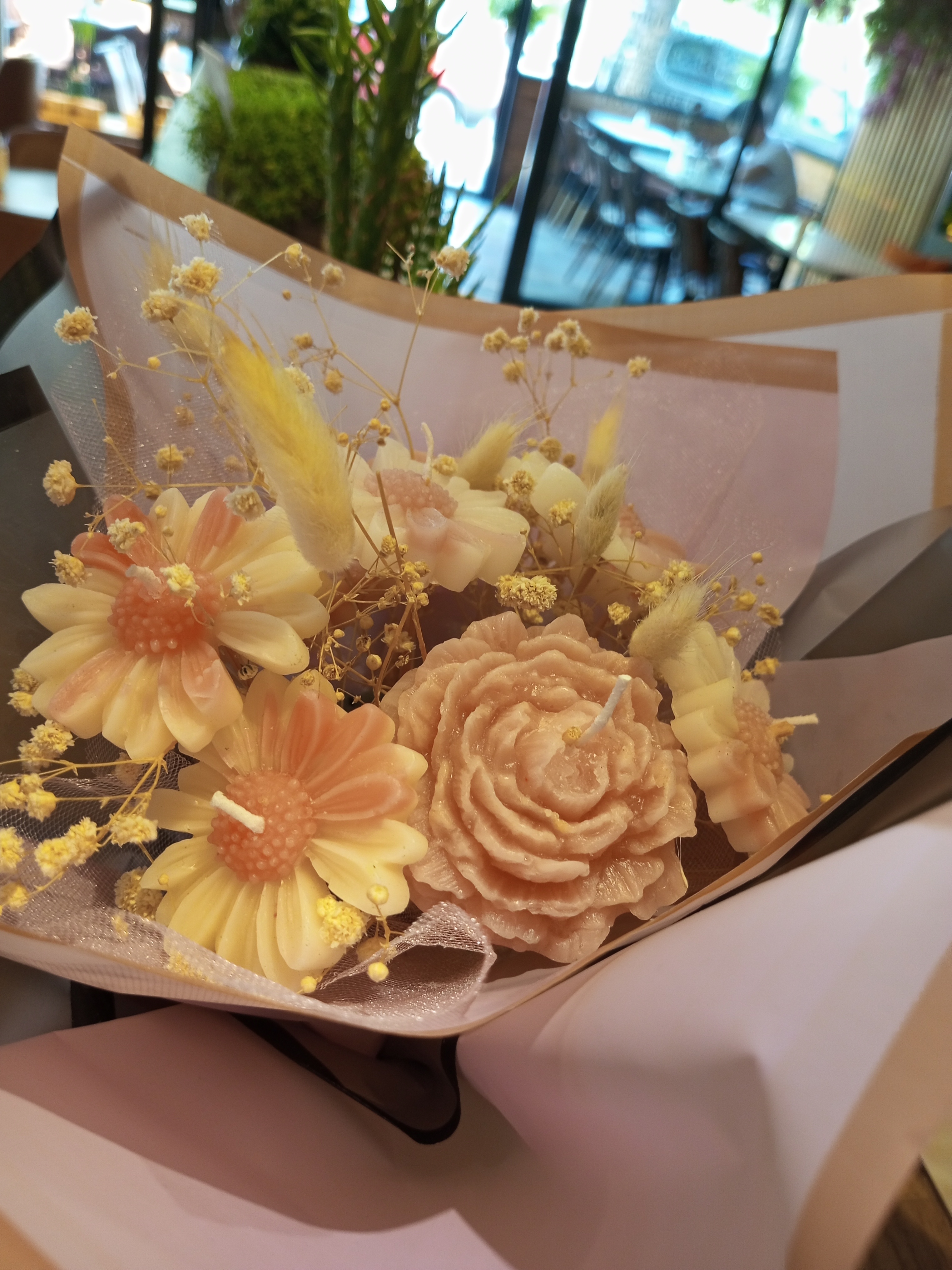 Lila Renkli Papatya Şakayık ve Lale Mum Buketi