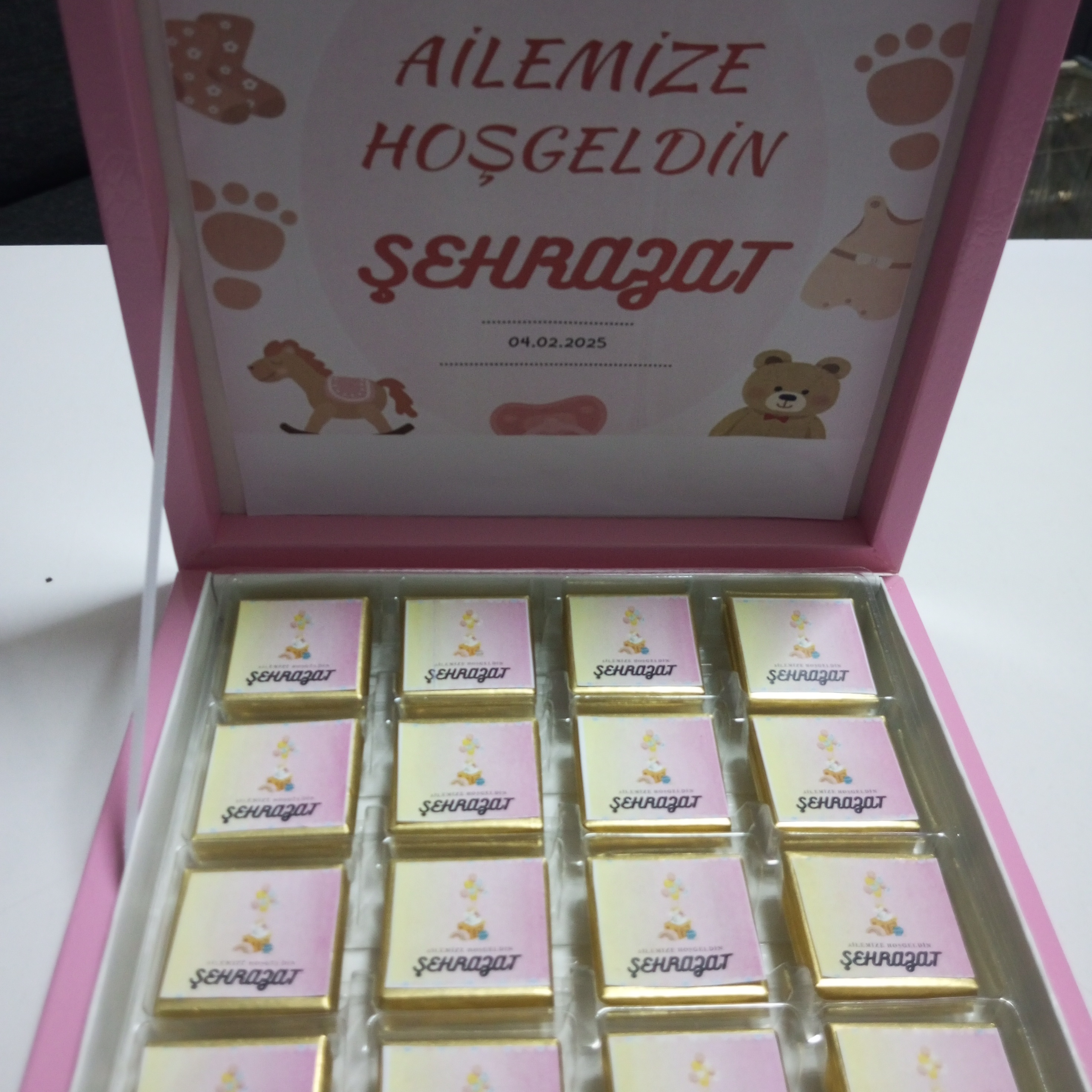 Pembe Kutulu Etiketli Bebek Çikolatası