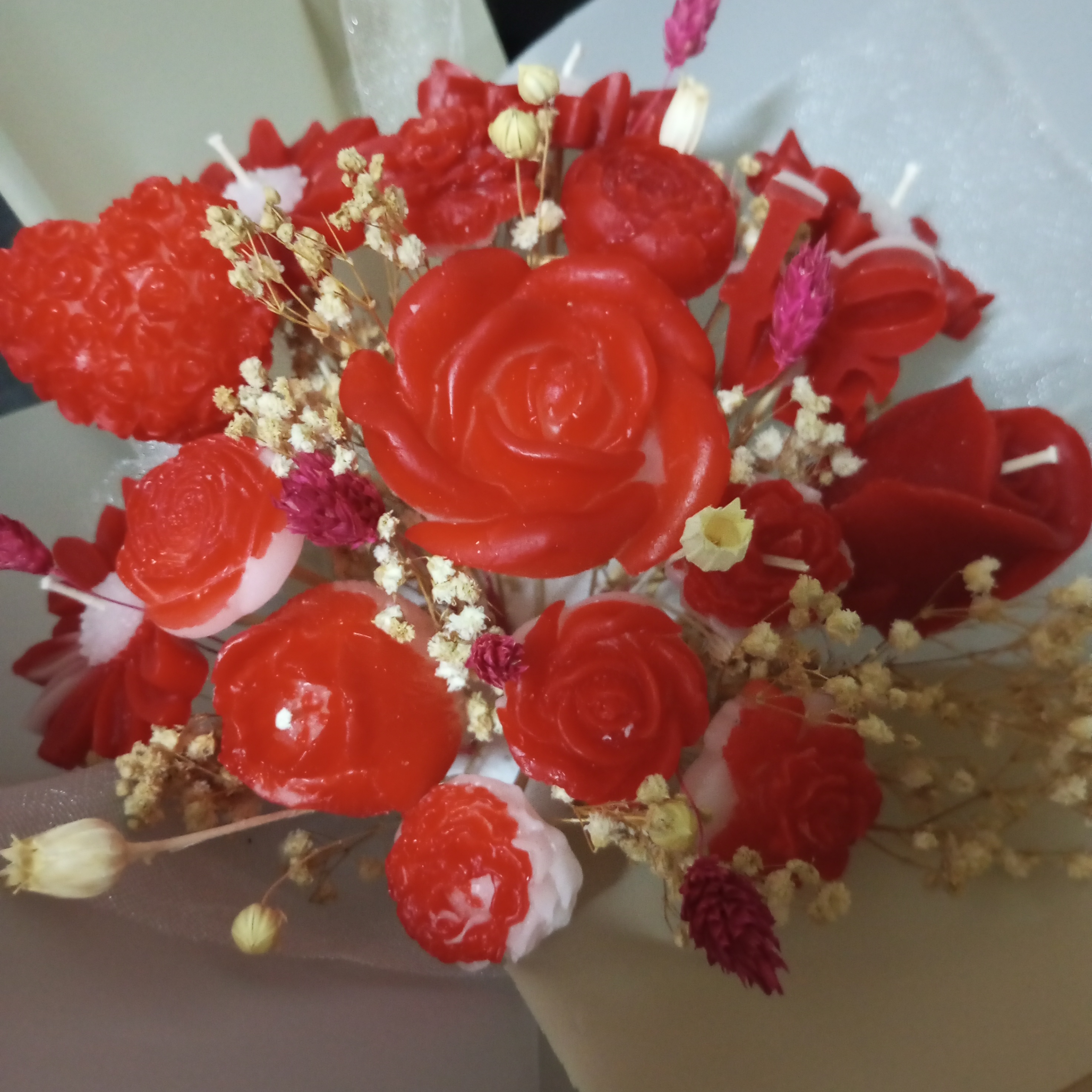 Anneler Günü - Sevgililer Günü Kırmızı Kalpli Çiçekli Mum Buket