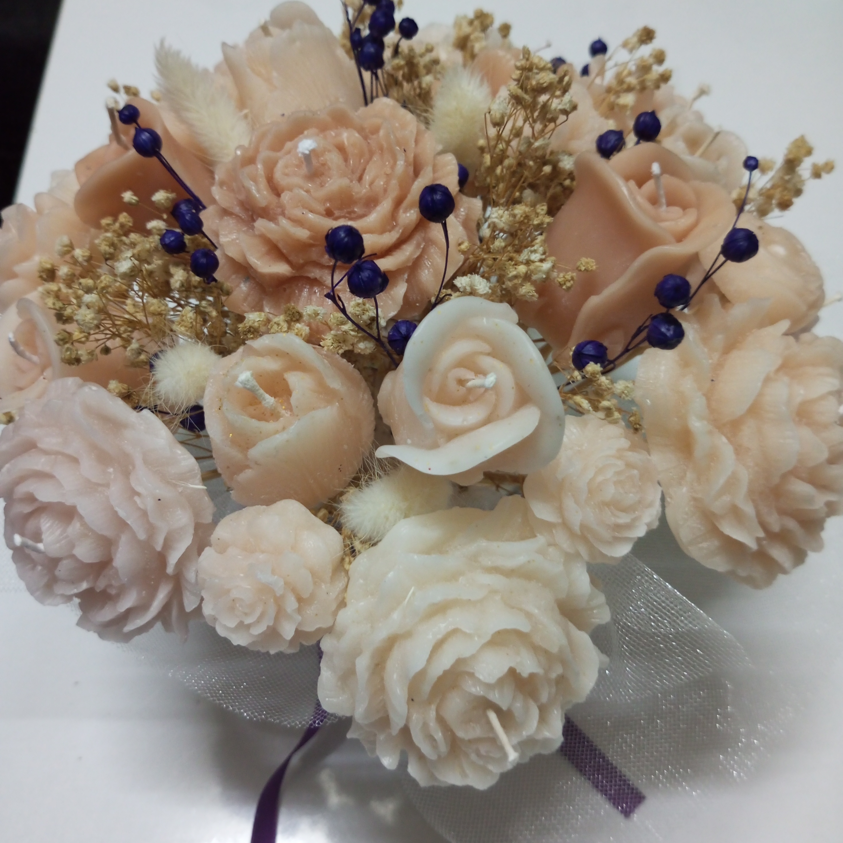 Pudra - Krem Renkli Şakayık -Gül Mum Buket Hediyelik