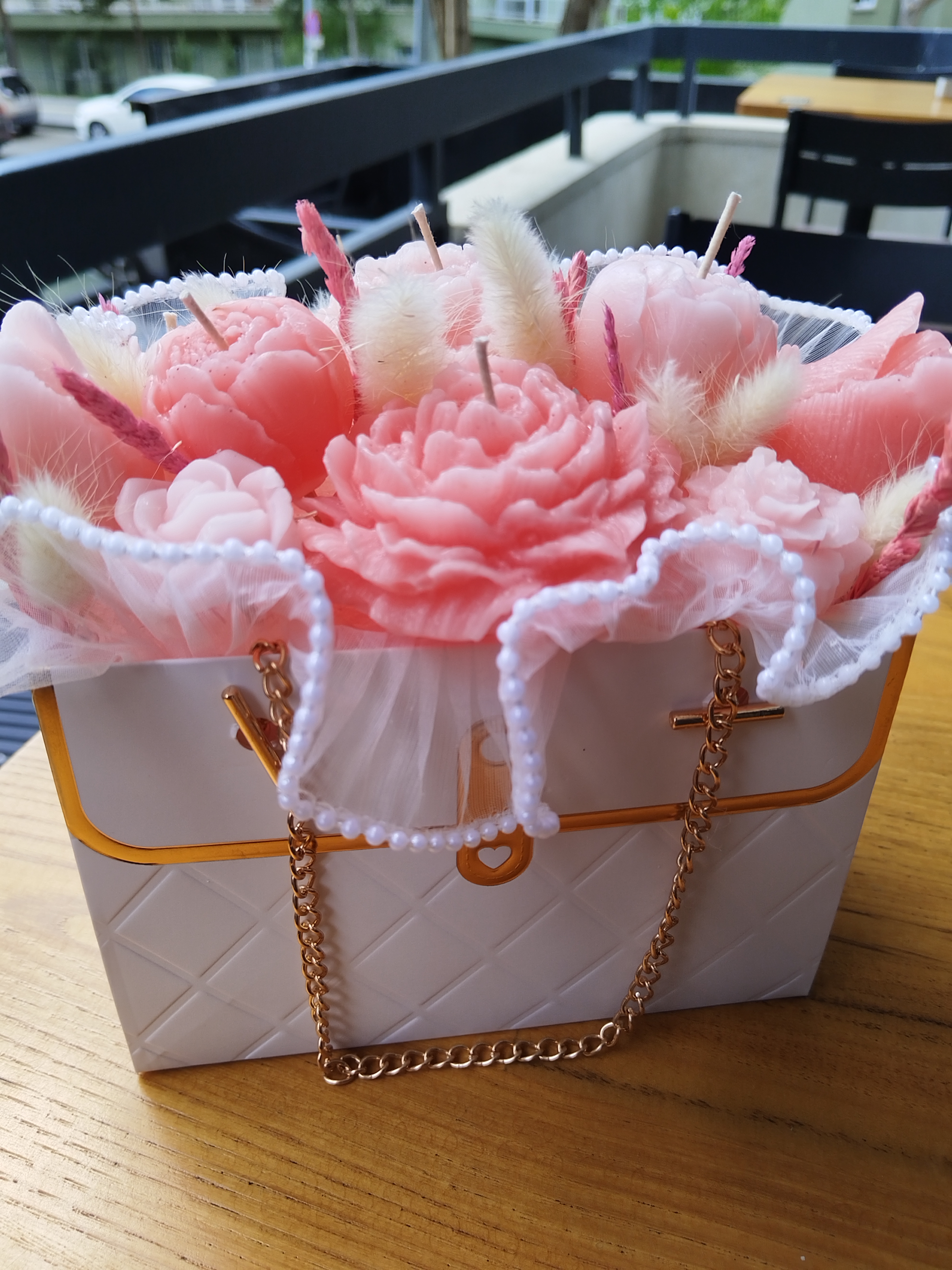 Beyaz Çantalı, Pembe Renkli Mum Çicek Buket Hediyelik Doğum Günü - Sevgililer Günü- Anneler Günü - Öğretmenler Günü günü Hediyesi