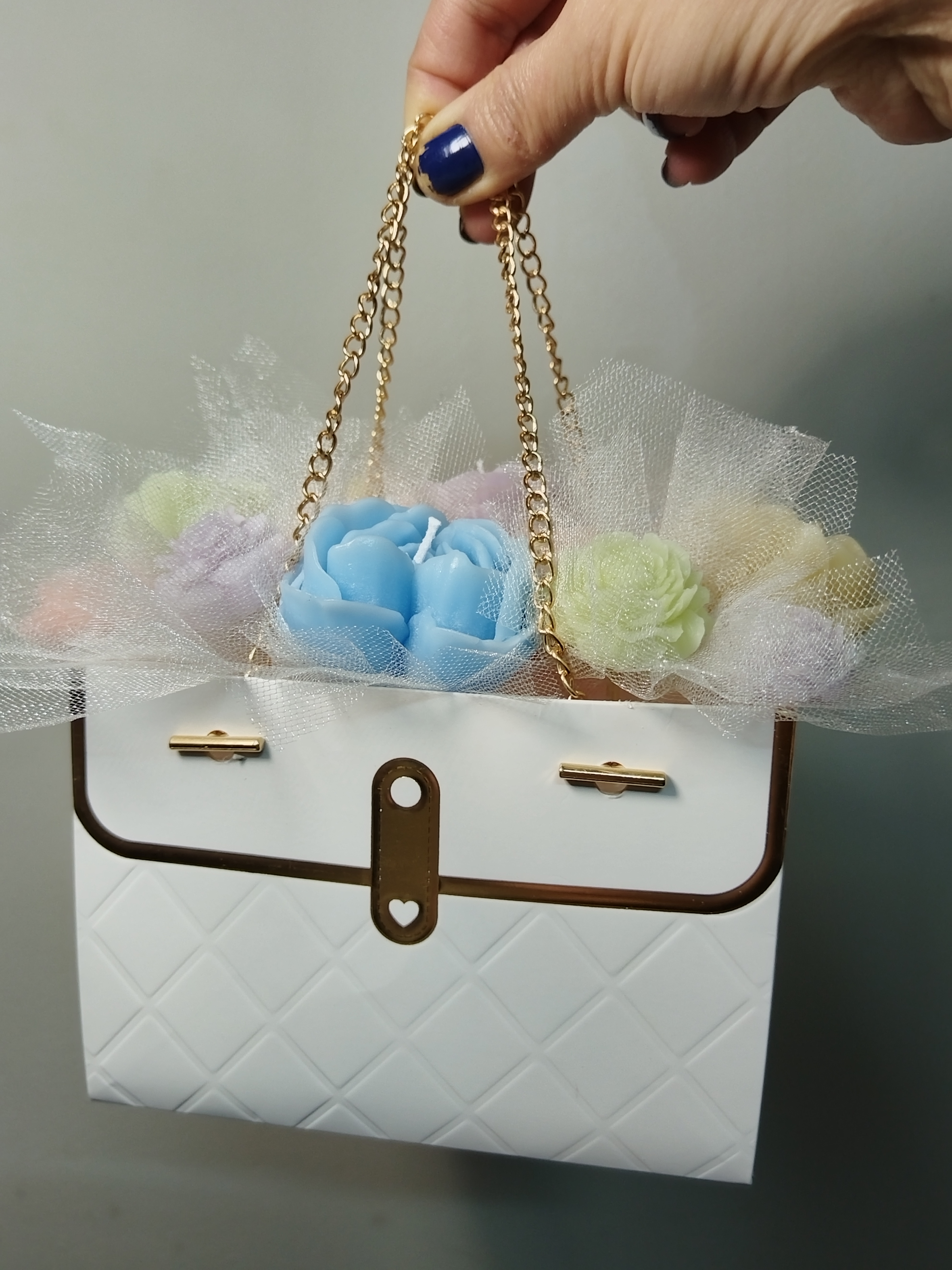 Beyaz Çantalı Soft Renkli Gül Kalp Mum Çicek Doğum Günü Anneler Günü Yıldönümleri Hediye Çicek