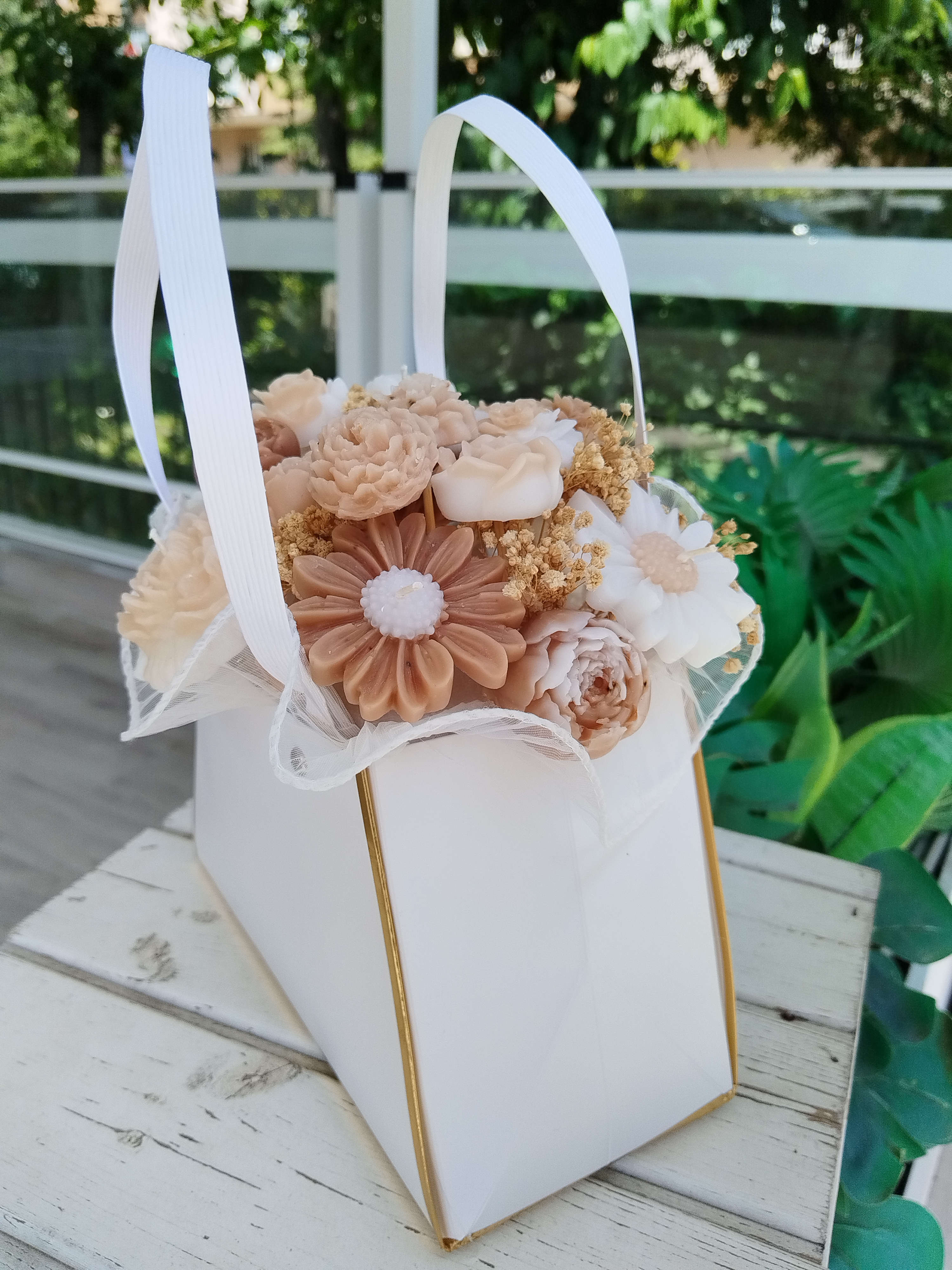 Beyaz Çantalı Soft Renkli Mum Çiçek Buket Hediyelik