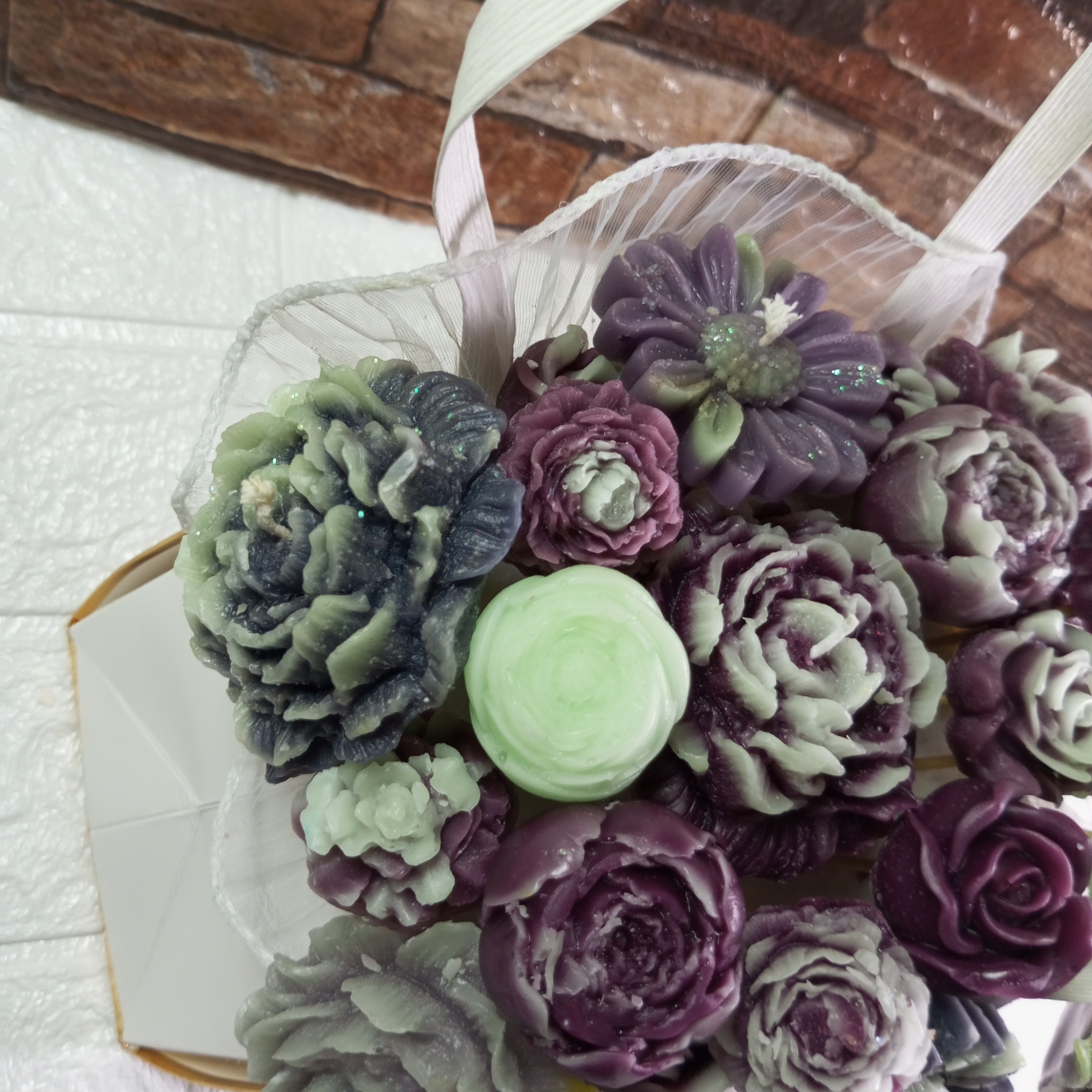 Beyaz Çantalı Mor Renkli Mum Çicek Hediyelik Buket